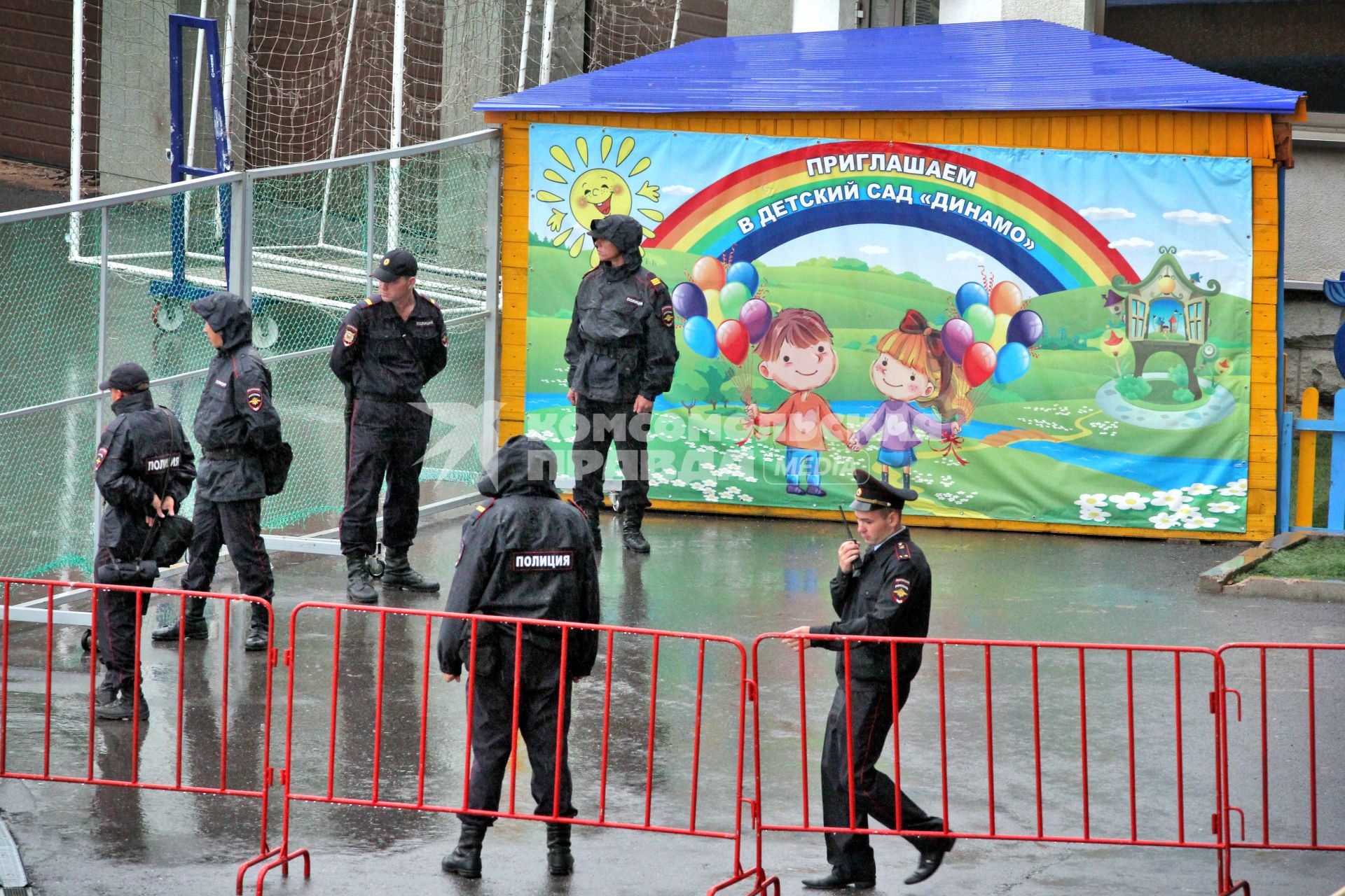 Во время футбольного матча ФК `Уфа` и ФК `Торпедо М` полицейские дежурят рядом с рекламным банером `Приглашаем в детский сад `Динамо``.