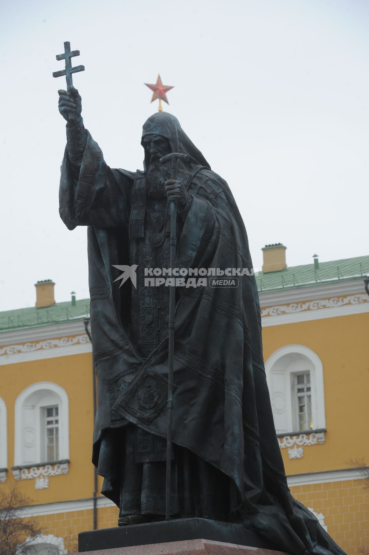 Памятник священномученику Ермогену, патриарху Московскому и всея  Руси, в Александровском саду