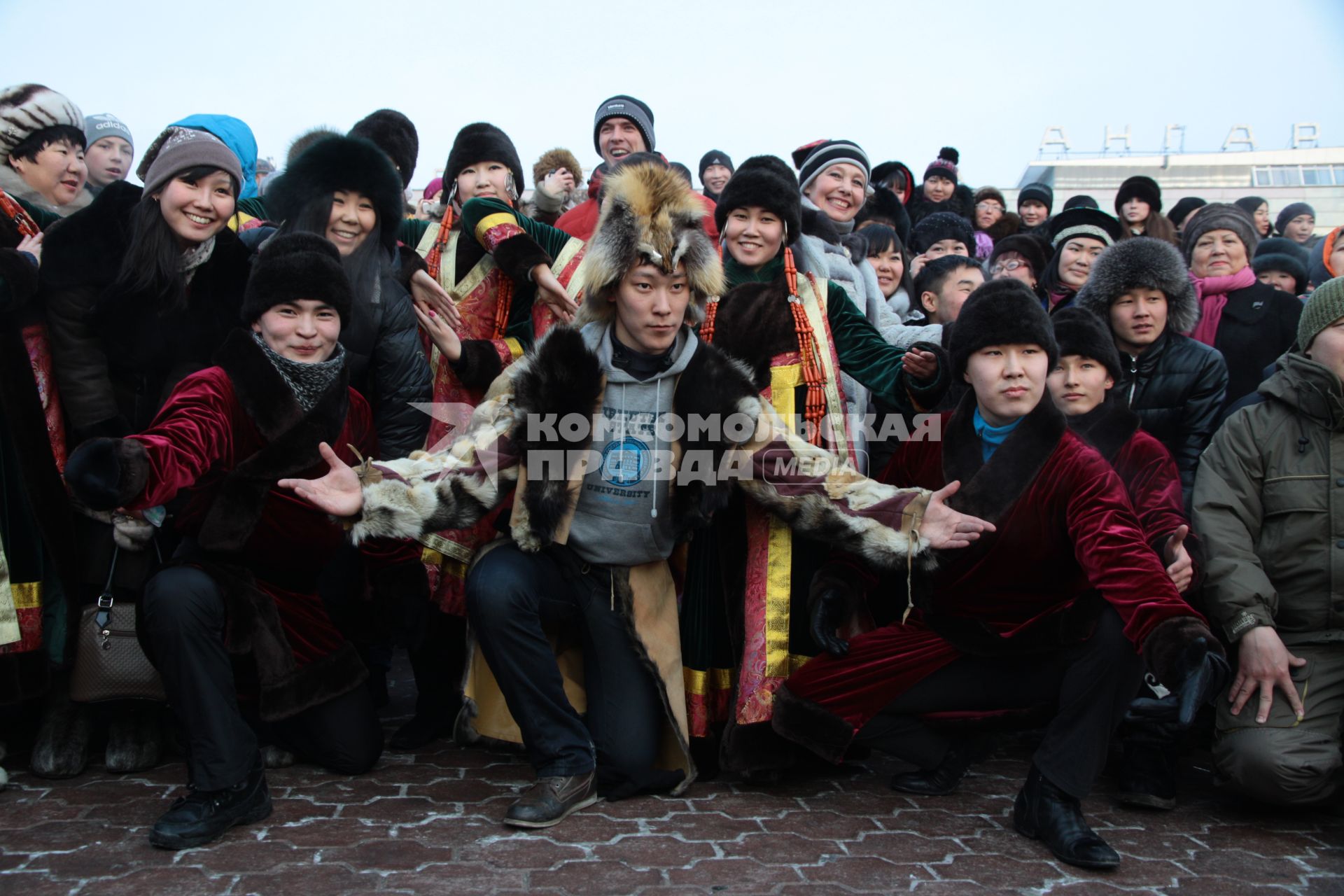 Бурятский танец ехор в центре Иркутска.