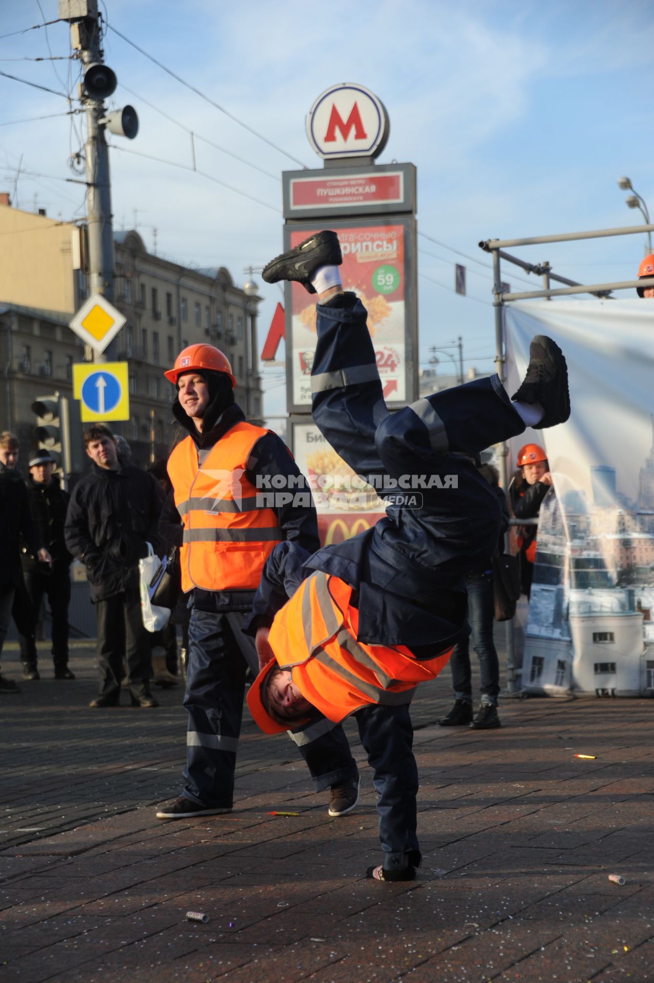 Московские строители провели новогодний флэшмоб на Пушкинской площади. На снимке: строитель танцует брейк-данс