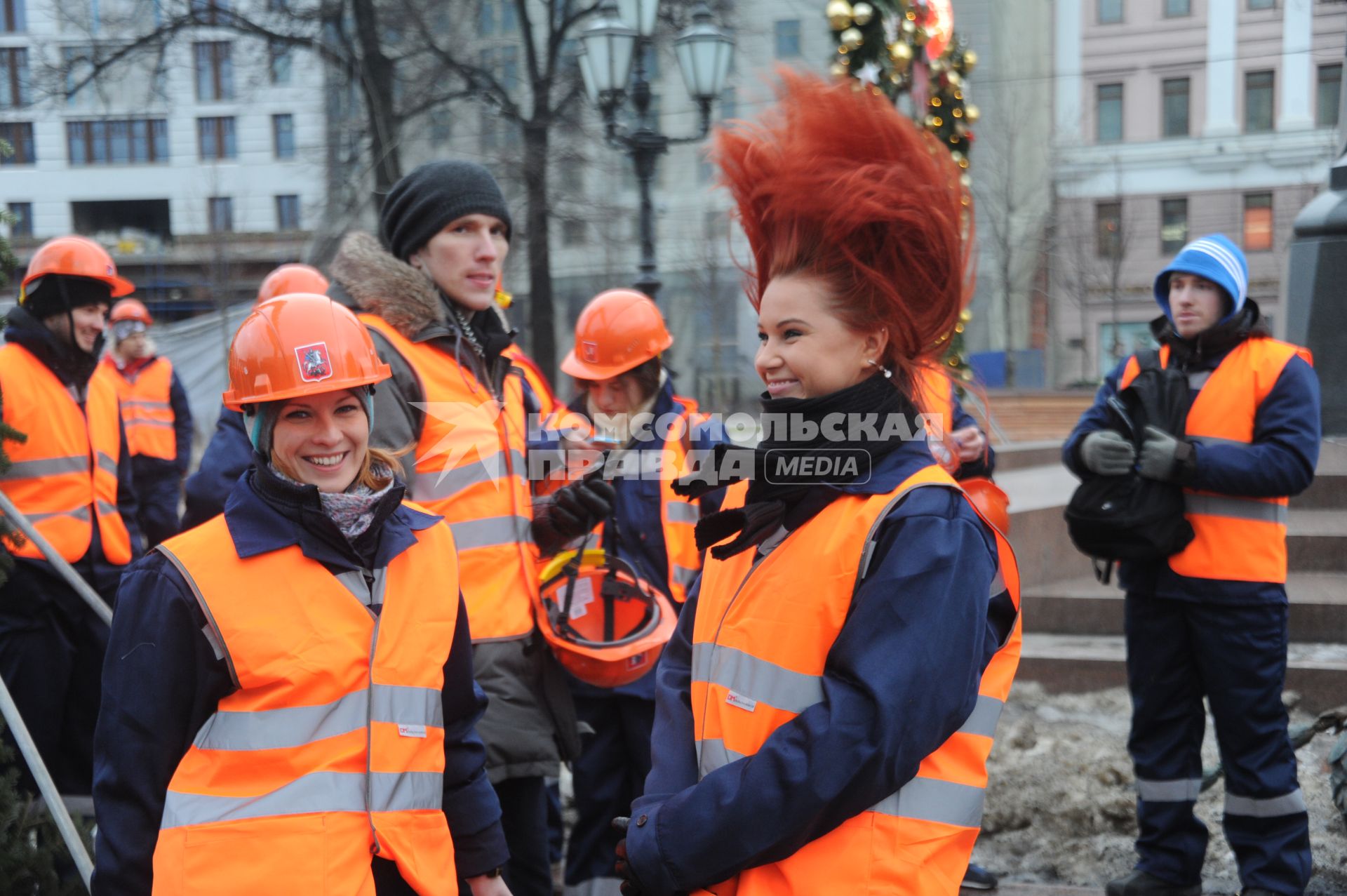 Московские строители провели новогодний флэшмоб на Пушкинской площади. На снимке: девушка с растрепанными волосами