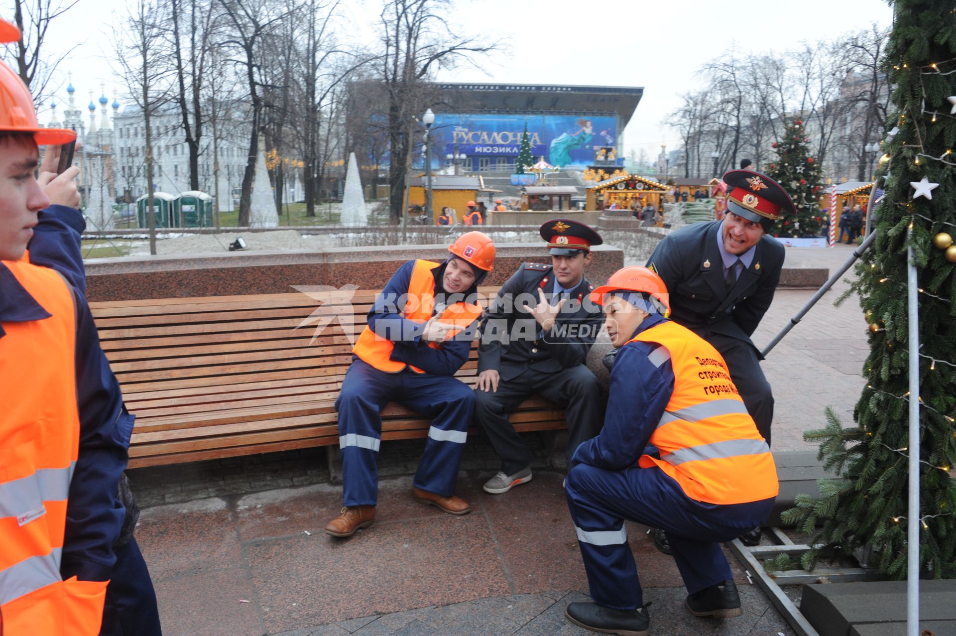 Московские строители провели новогодний флэшмоб на Пушкинской площади. На снимке: строители и полицейские.