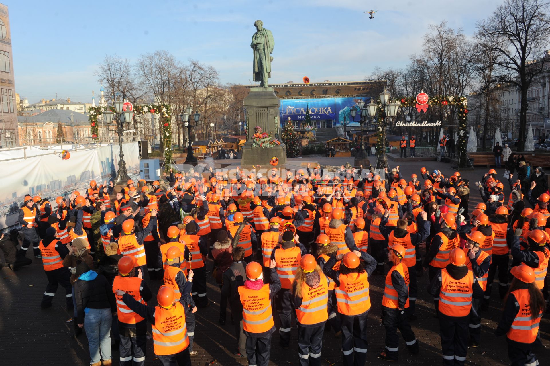 Московские строители провели новогодний флэшмоб на Пушкинской площади. На снимке: строители