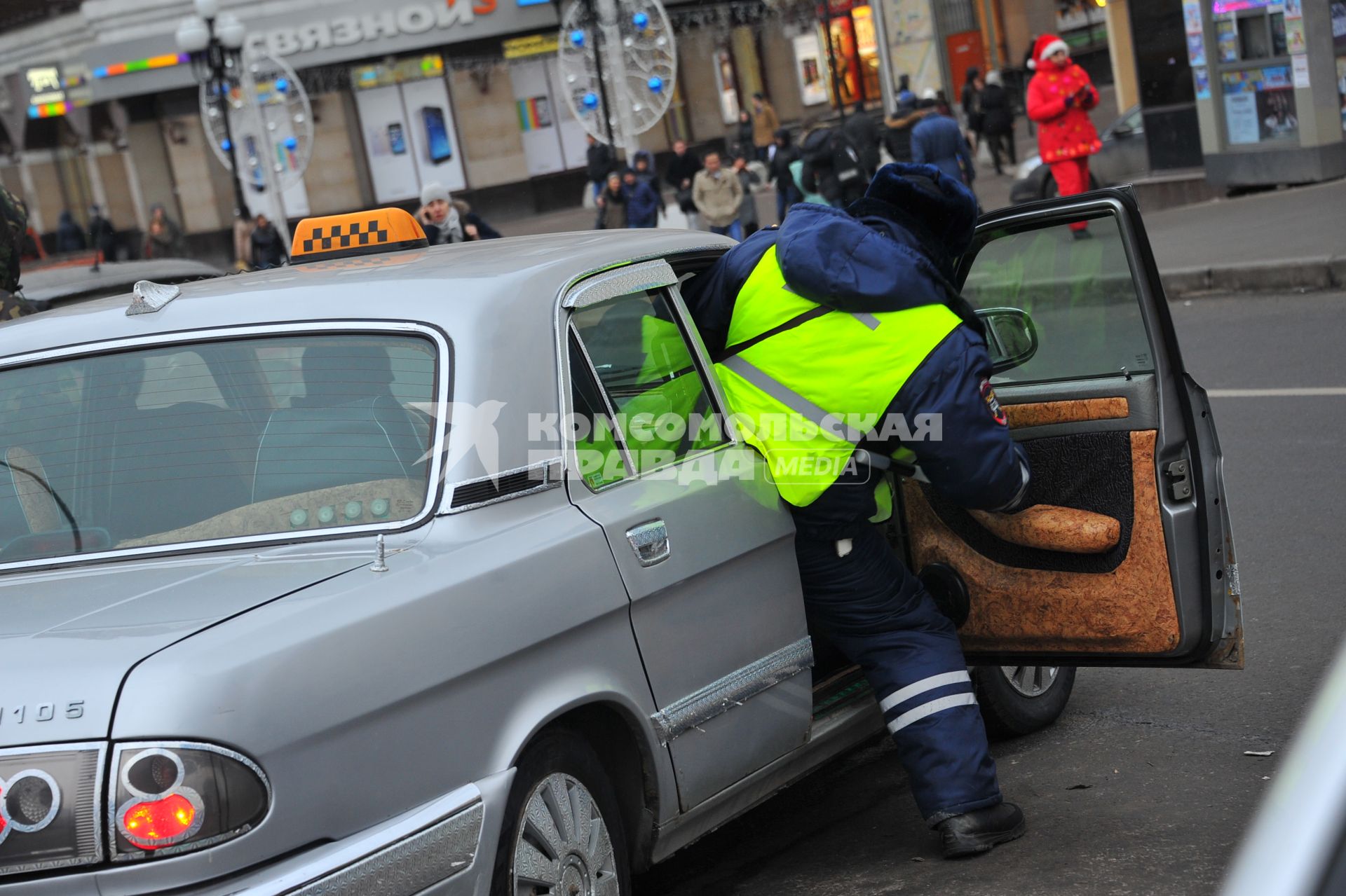 Сотрудник ДПС садится в такси.