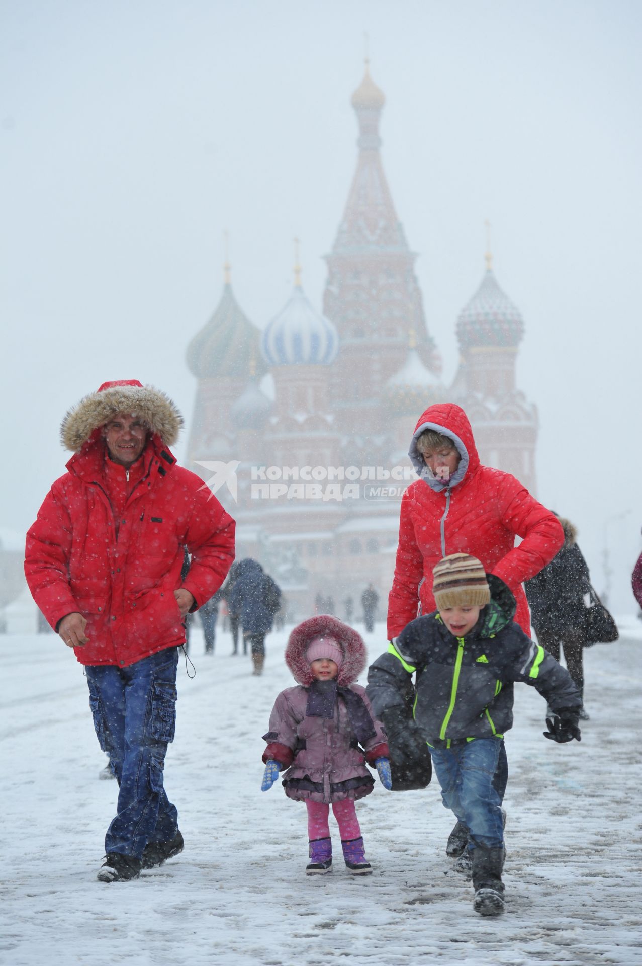 Метель в Москве. На снимке: дети с родителями на Красной площади.