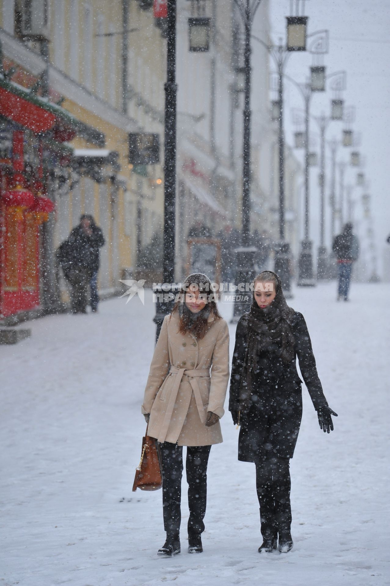 Снегопад в Москве. На снимке: девушки.