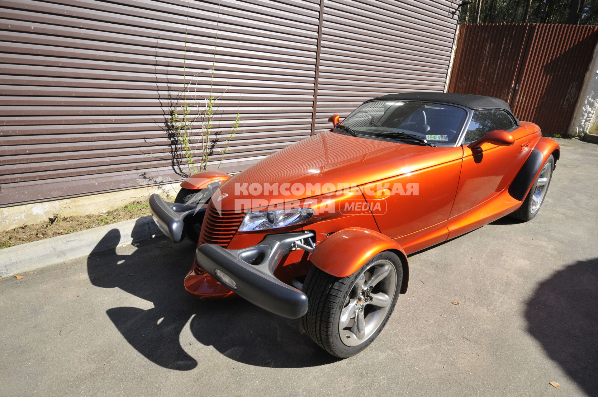 Дом писательницы Оксаны Робски. На снимке: родстер Plymouth Prowler.