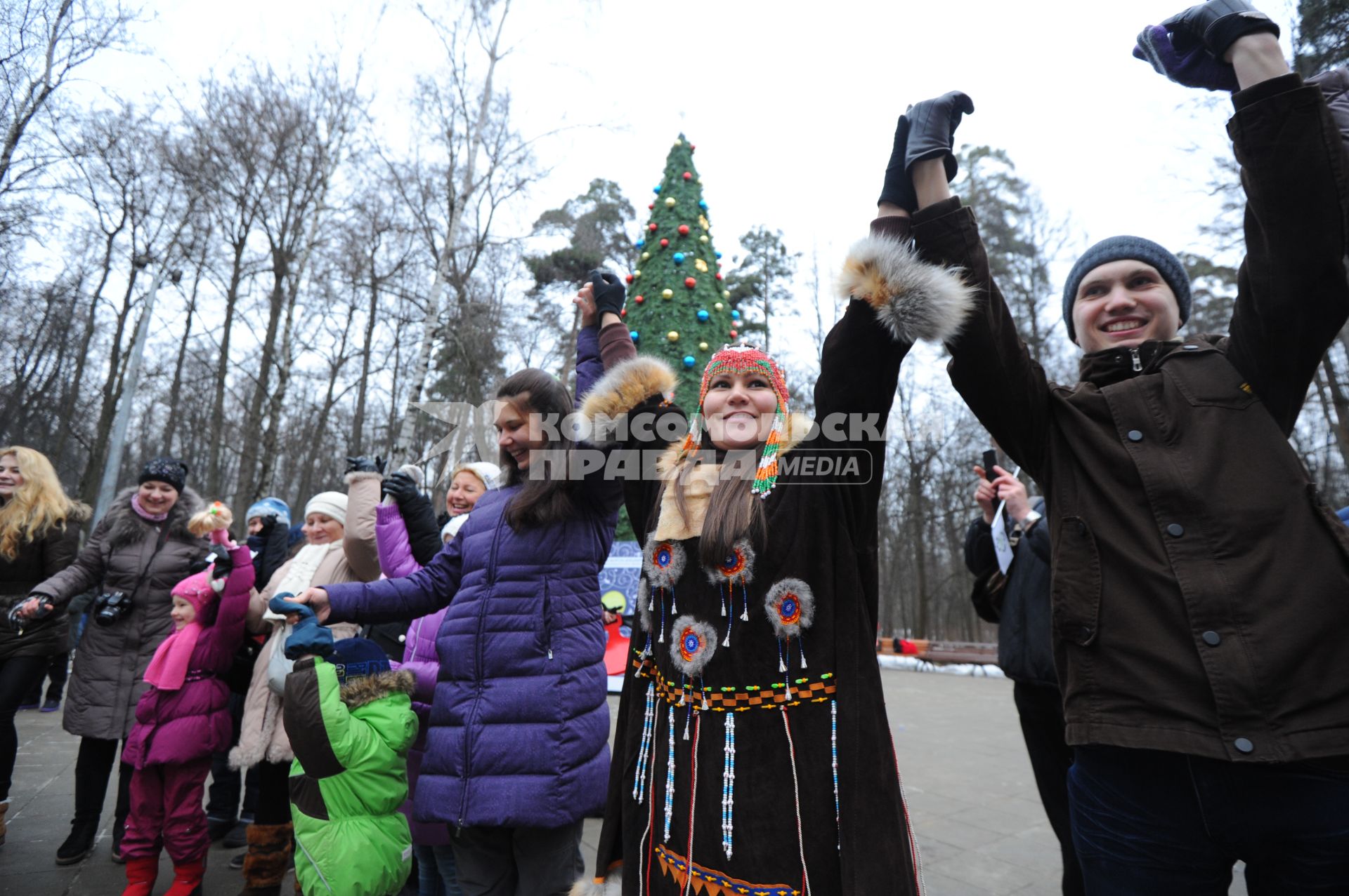 Парк Фили. Предновогодний танцевальный флэшмоб народов Севера.