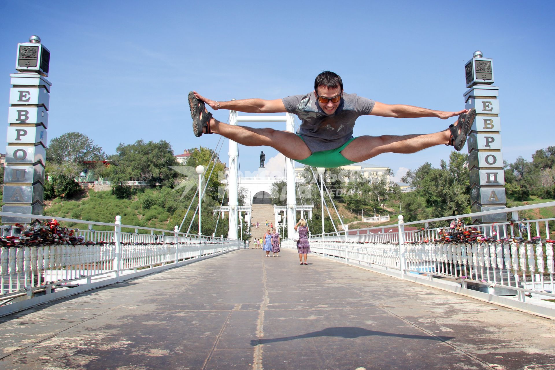 Спортсмен прыгает на мосту `Европа-Азия`