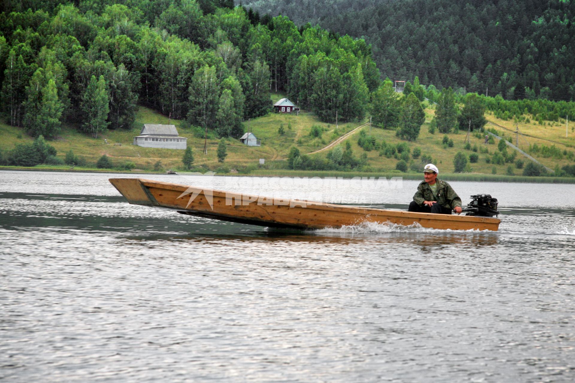 Мужчина на моторной лодке.