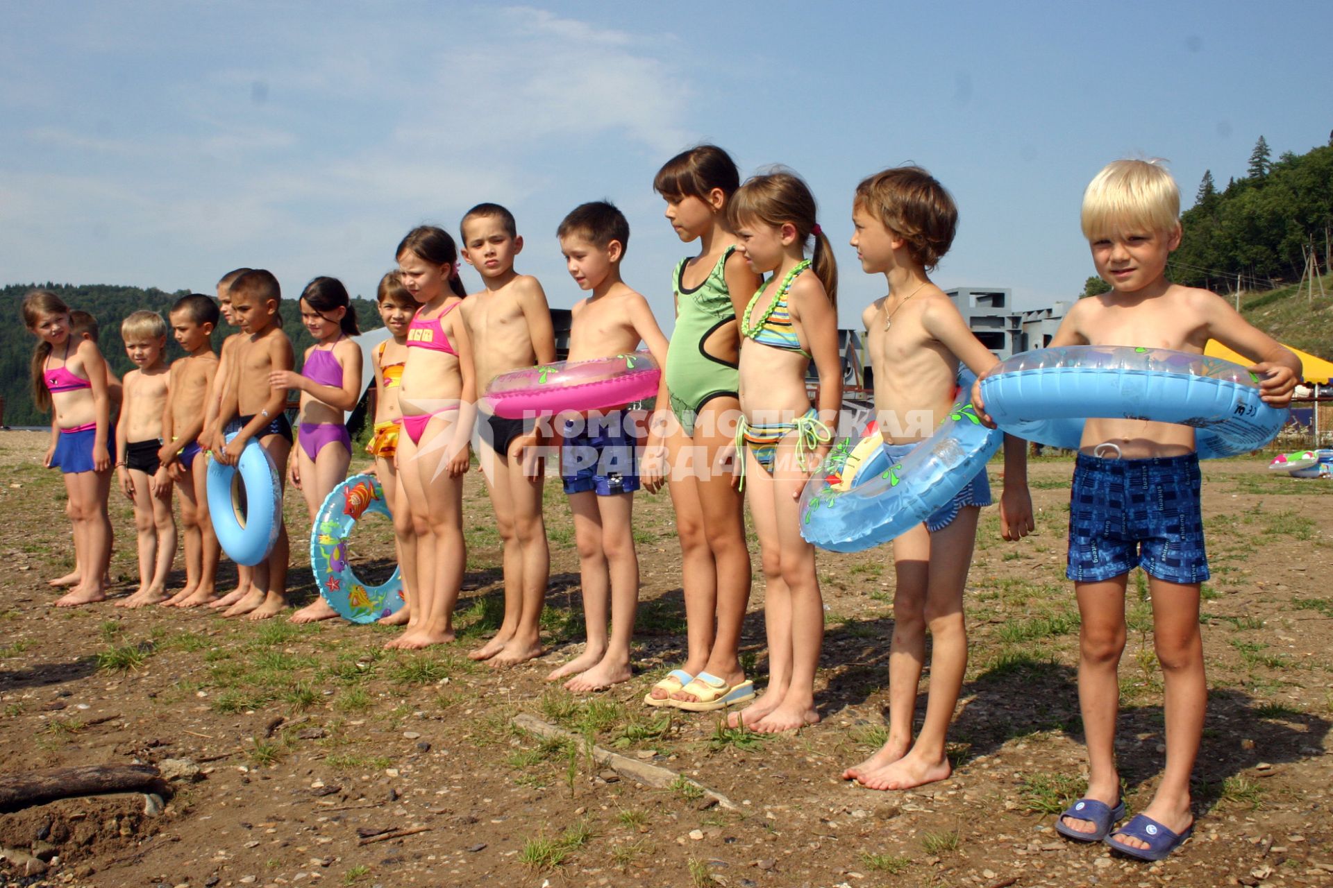 Дети с надувными кругами готовы к купанию.