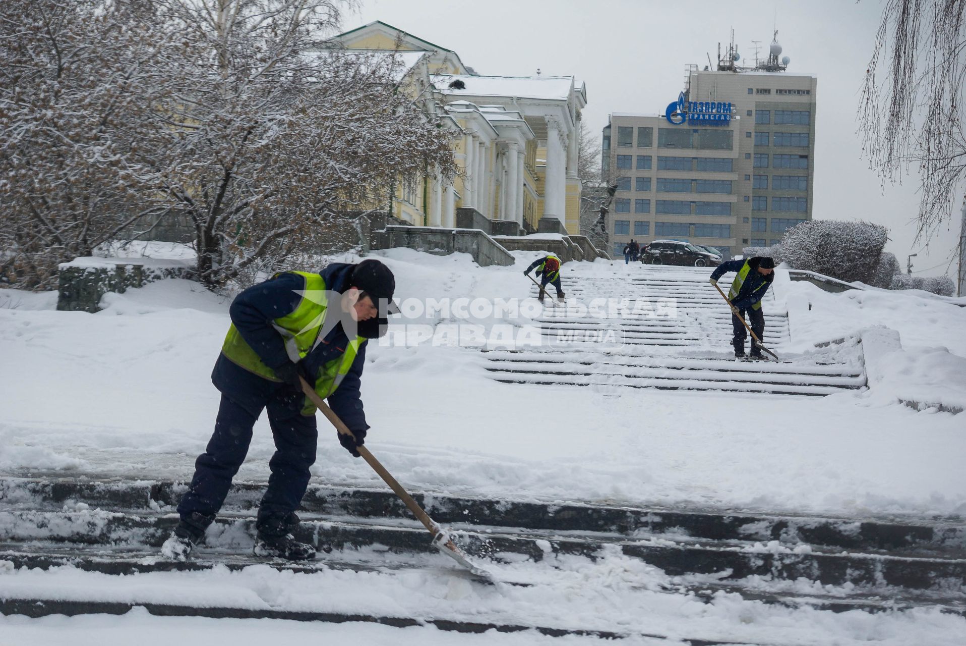 Уборка снега с улиц. Расчистка лестниц.