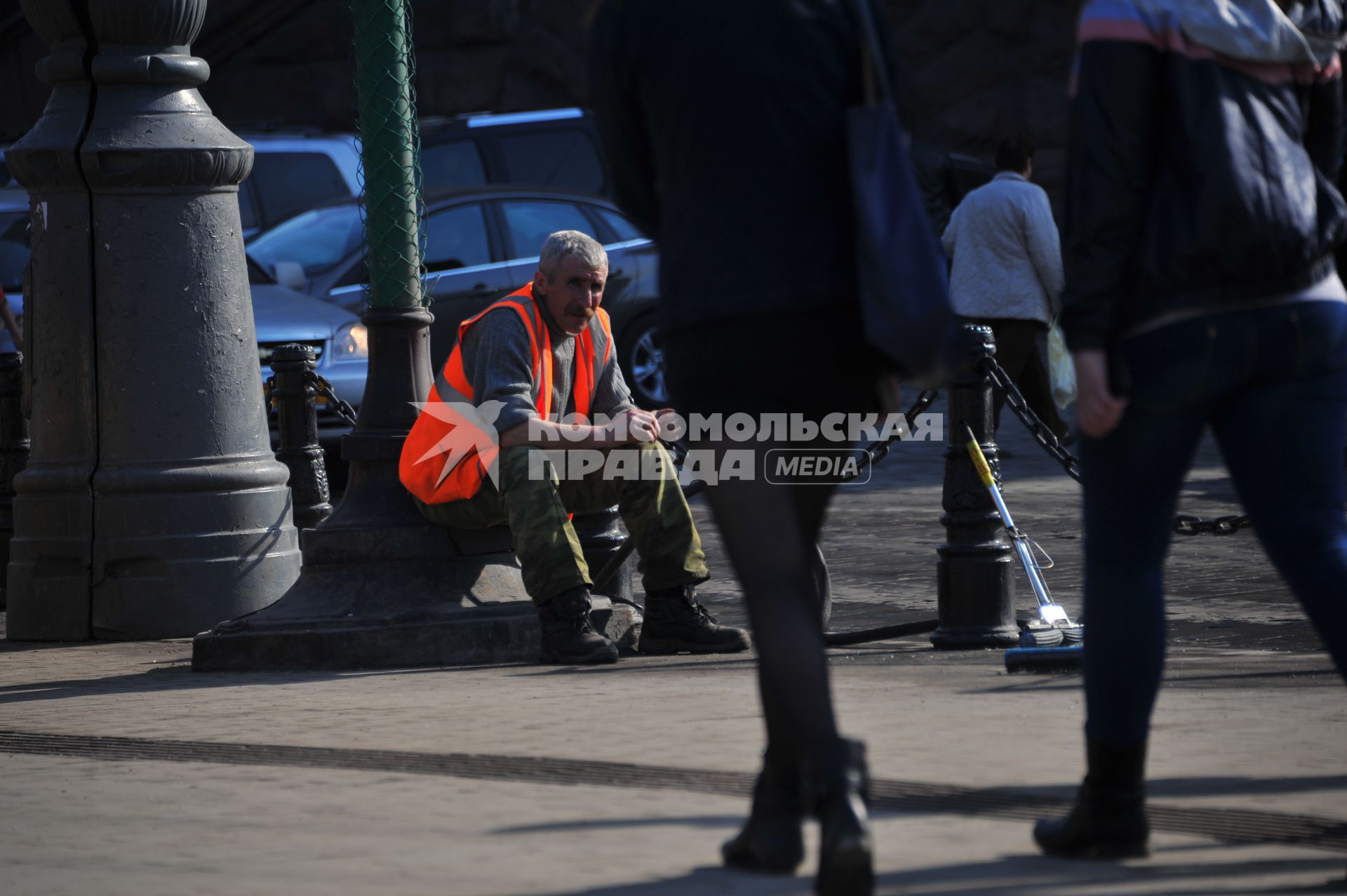 Температурный рекорд в Москве достиг 19 градусов. На снимке: рабочий.