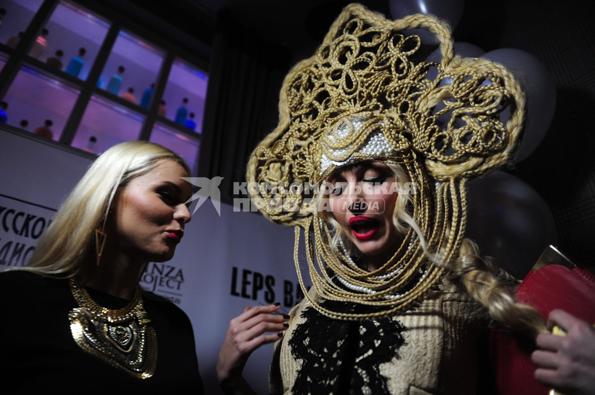 Празднование дня рождения караоке-бара Leps Bar. На снимке: певица, телеведущая Ольга Полякова (справа).