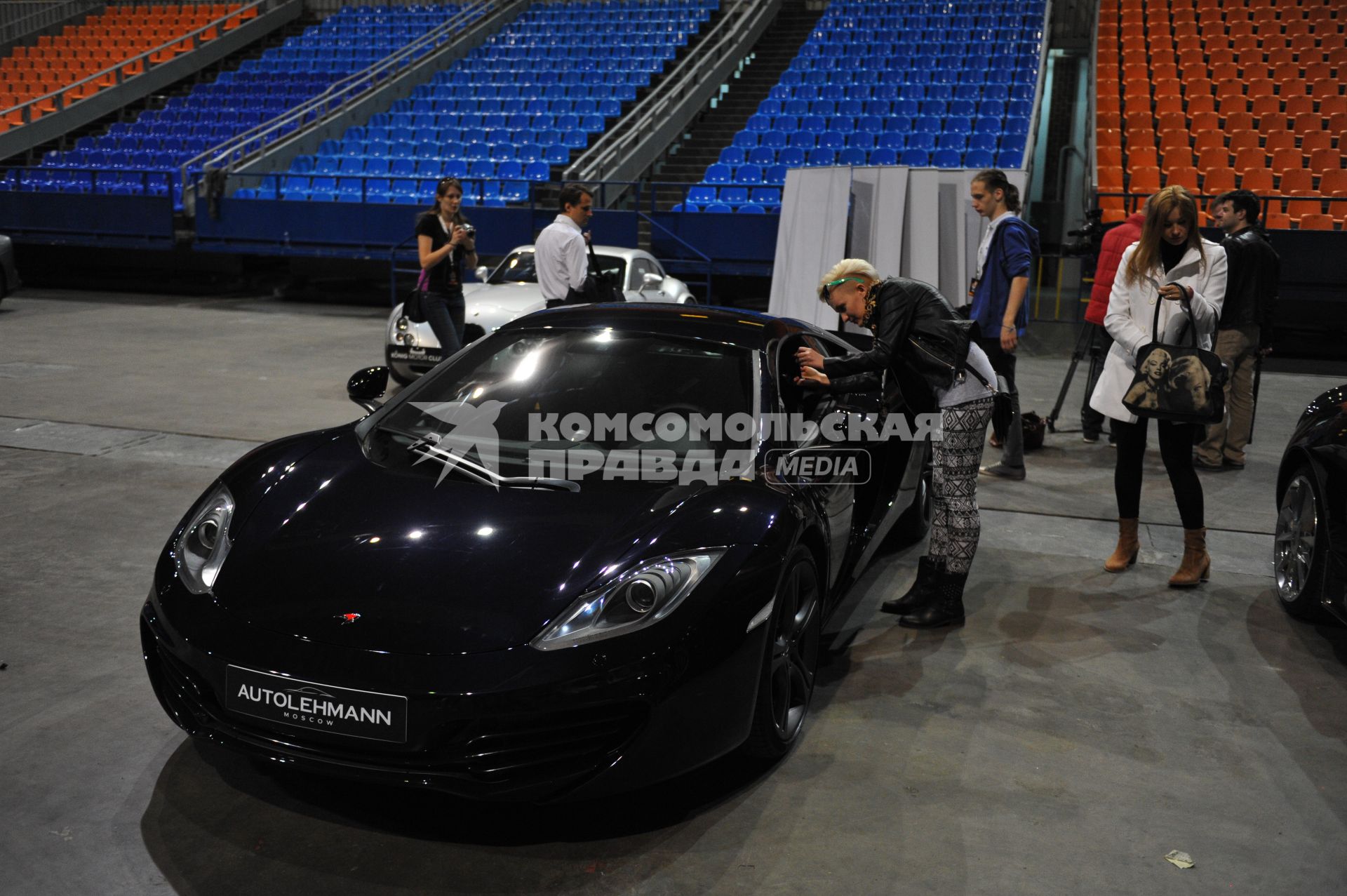 СК `Олимпийский`. Шоу Top Gear Live. На снимке: британский спортивный автомобиль McLaren.