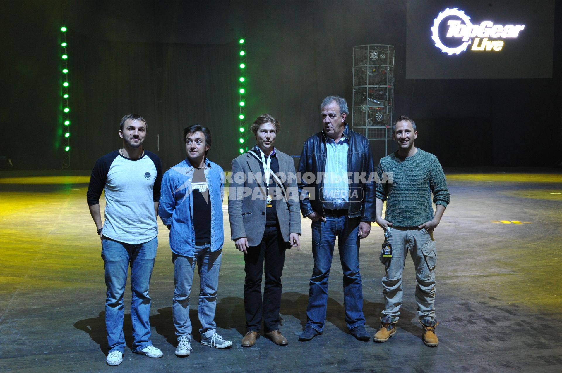 СК `Олимпийский`. Шоу Top Gear Live. На снимке: ведущие Top Gear Ричард Хаммонд (второй слева), Джереми Кларксон (второй справа) и  телеведущий Оскар Кучера (справа).