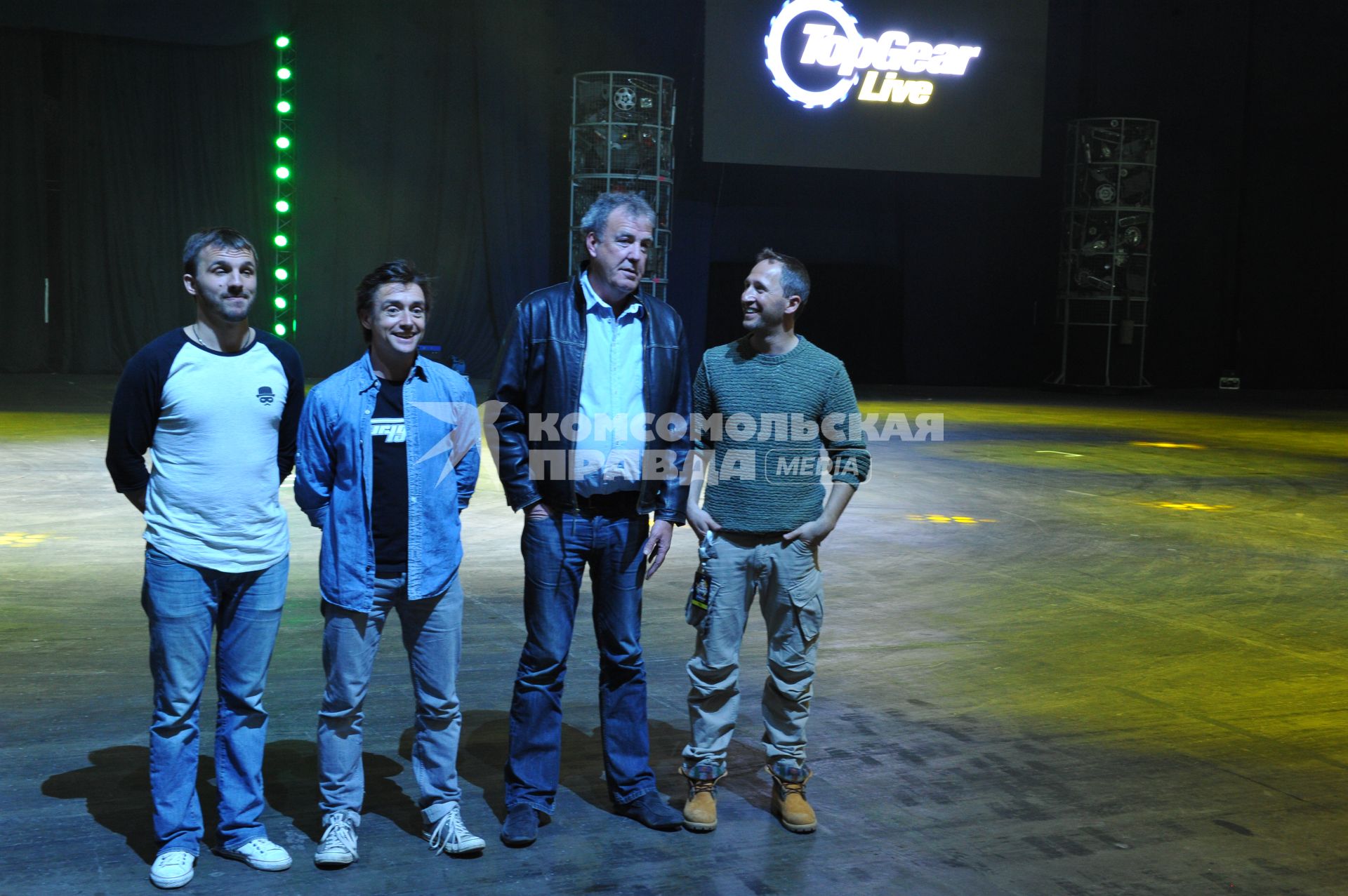 СК `Олимпийский`. Шоу Top Gear Live. На снимке (справа налево): телеведущий Оскар Кучера, ведущие Top Gear Джереми Кларксон и Ричард Хаммонд.