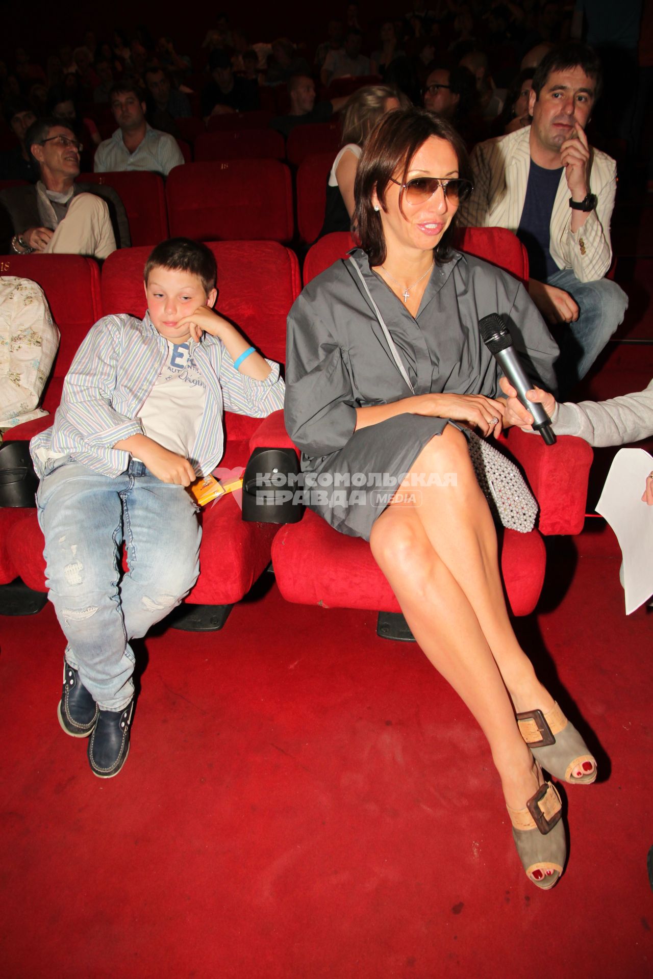 Диск38. Премьера фильма All inclusive, или Всё включено 2011 год. На снимке: актриса Смехова Алика и ее сын