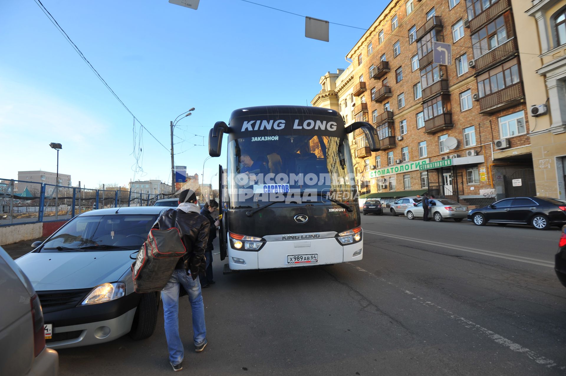 Площадь Павелецкого вокзала. Нелегальная автобусная станция. На снимке: пассажиры садятся в автобус на Саратов.