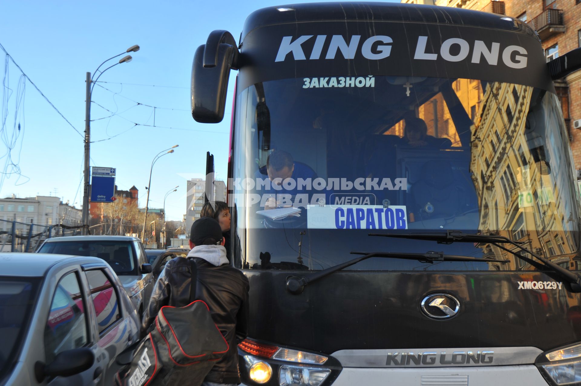 Площадь Павелецкого вокзала. Нелегальная автобусная станция. На снимке: пассажиры садятся в автобус на Саратов.