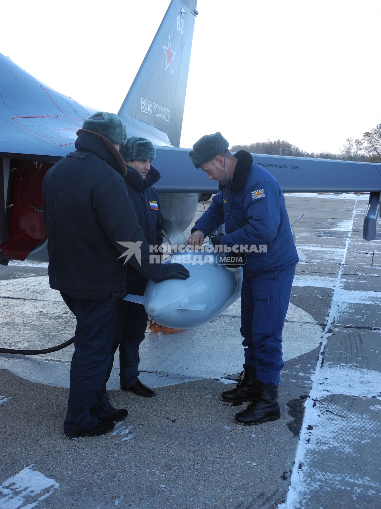 Парк Борисоглебской учебной авиабазы. На снимке: техники авиабазы за работой.