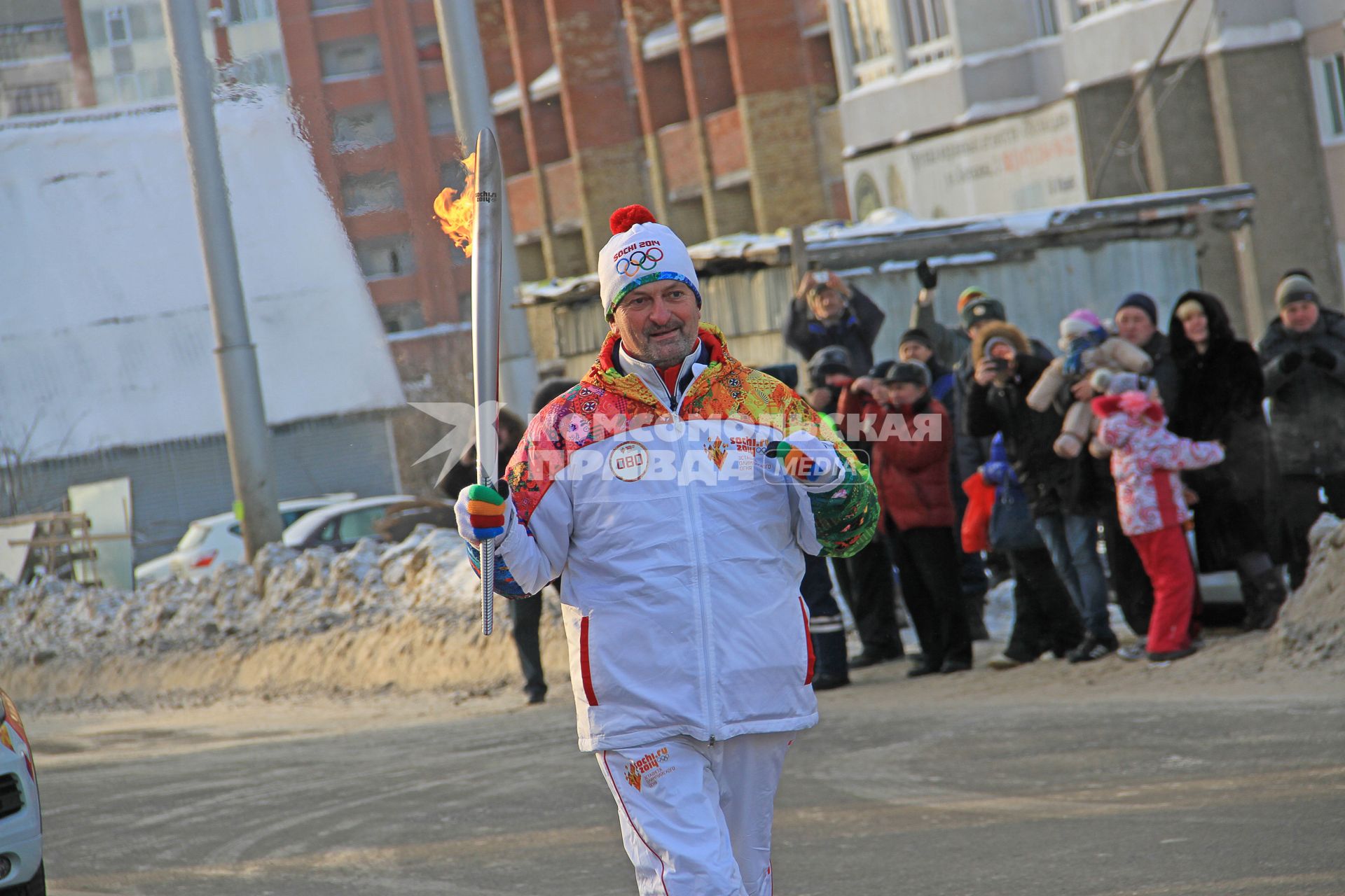 Эстафета Олимпийского огня в Уфе. На снимке: факелоносец, ответственный секретарь ИД КП Игорь Коц
