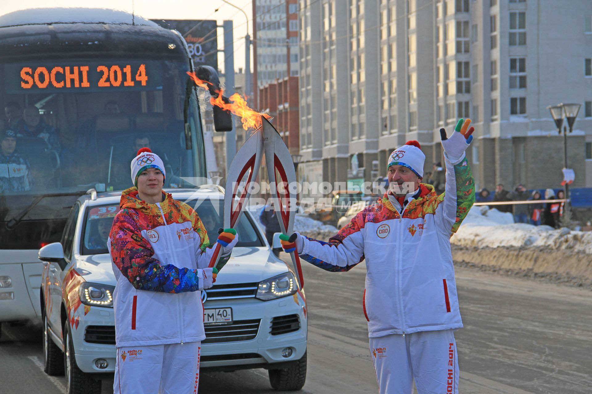 Эстафета Олимпийского огня в Уфе. На снимке: факелоносец, ответственный секретарь ИД КП Игорь Коц (справа).
