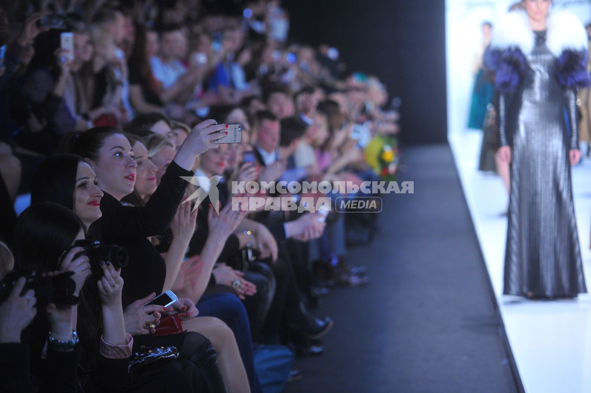 ЦВЗ `Манеж`. Российская Неделя моды `Mercedes-Benz Fashion Week Russia`. Показ коллекции Mercedes-Benz Presents Игорь Гуляев. На снимке: корреспондент КП Елена Бодуэн (вторая слева).