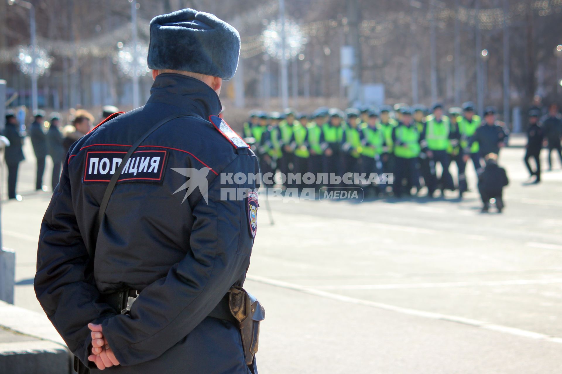 Полицейский наблюдает за строевым смотром полицейских.