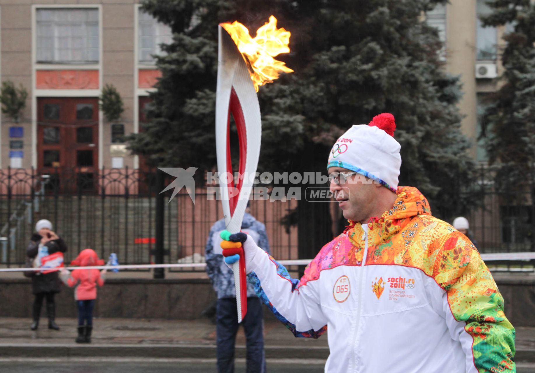 Факелоносец с олимпийским огнем на улицах Саратова.