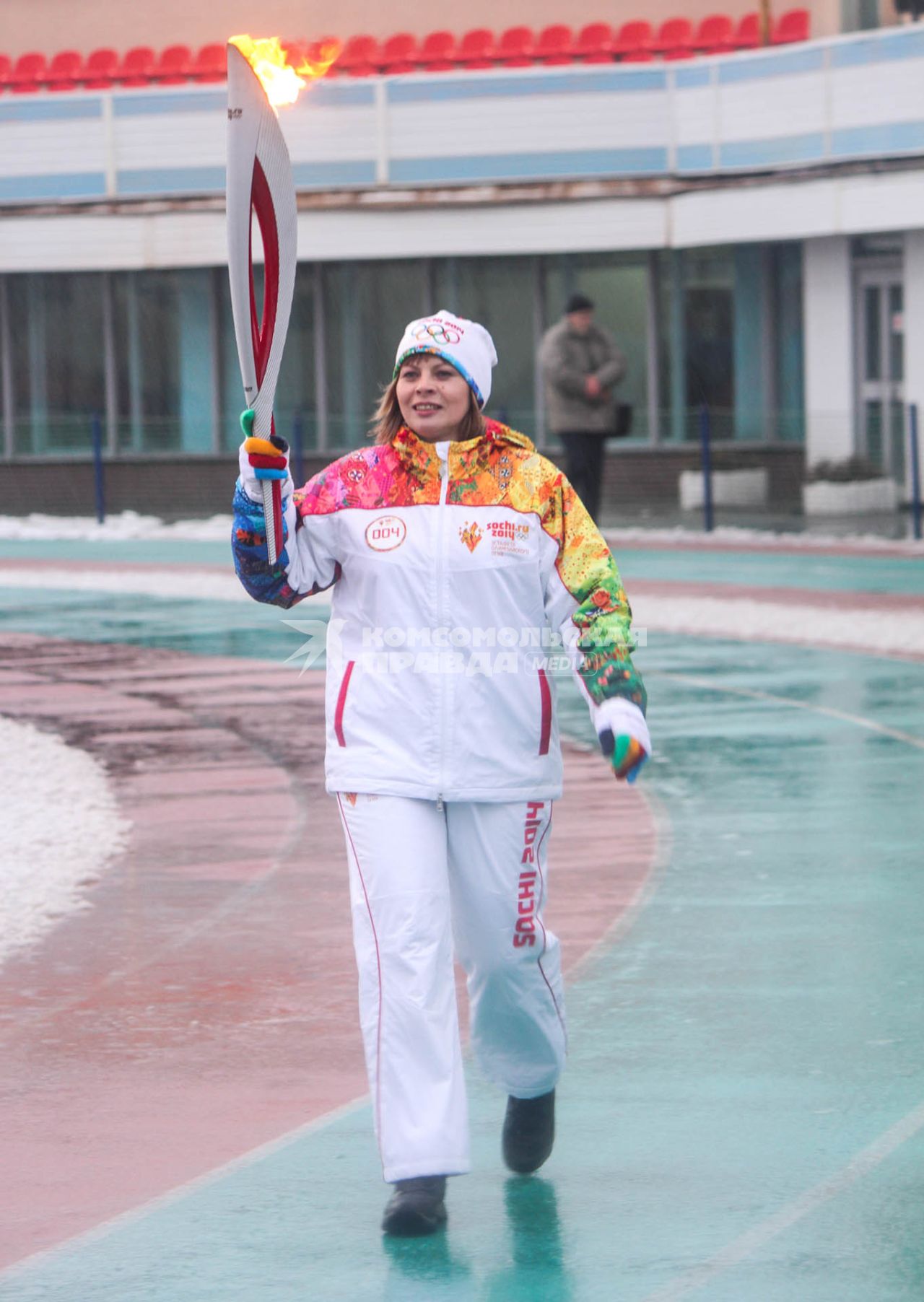 Мастер спорта международного класса по санному спорту, чемпион СССР, призер чемпионата мира Ирина Кусакина во время эстафеты Олимпийского огня на стадионе `Локомотив` в Саратове.