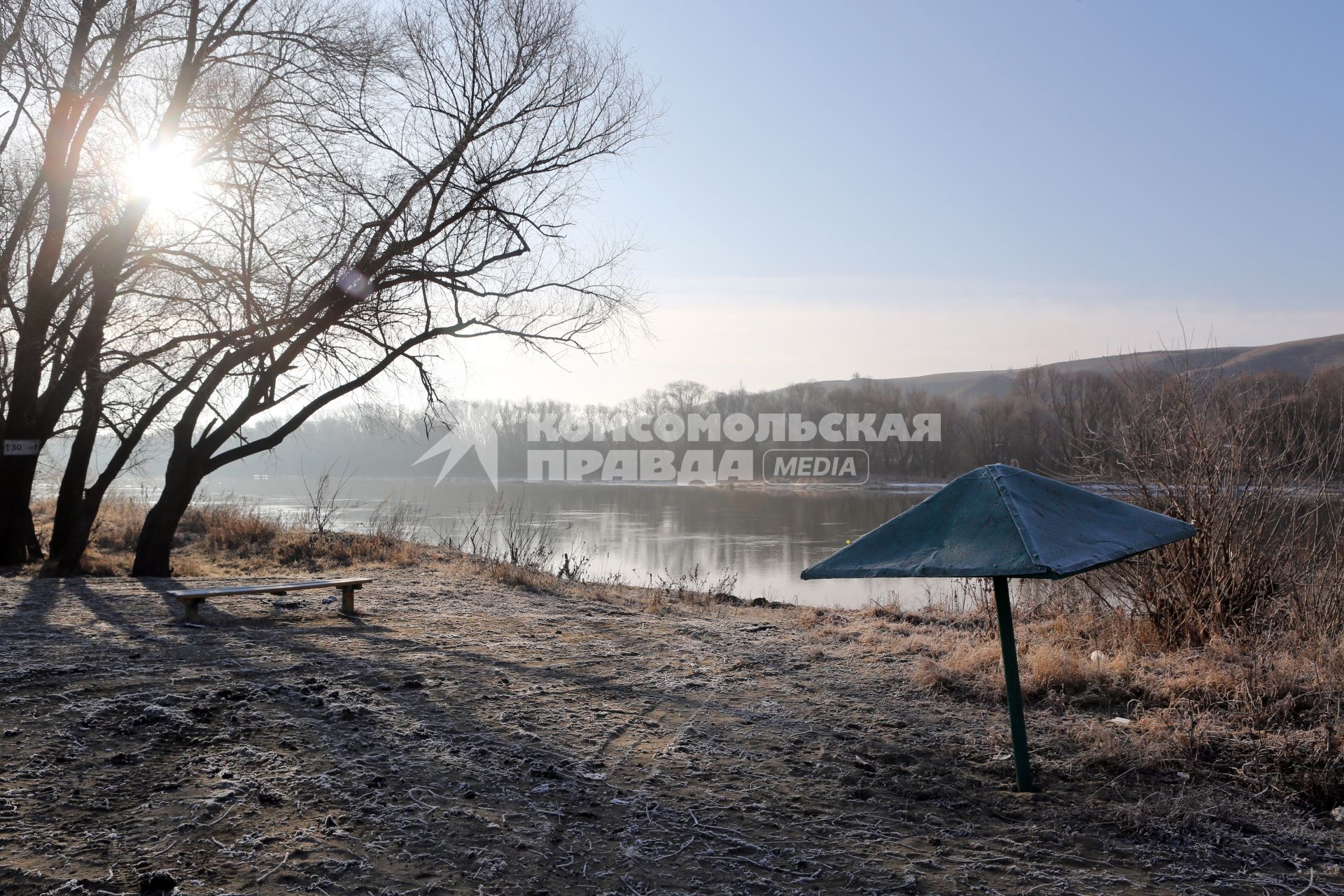 Весенний пейзаж с видом на реку.