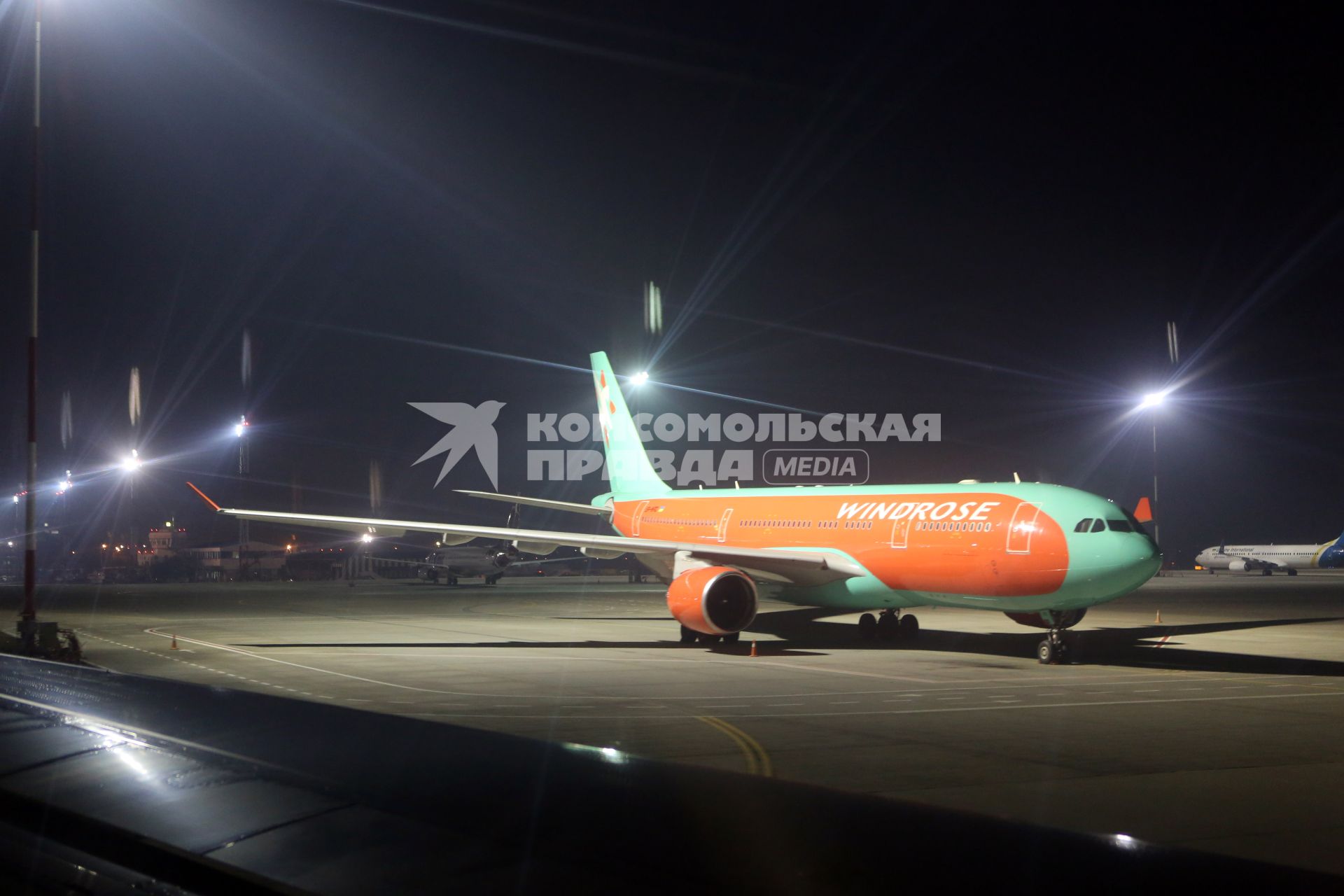 Самолет Airbus A330 украинской авиакомпании `Windrose` в аэропорту Борисполя.