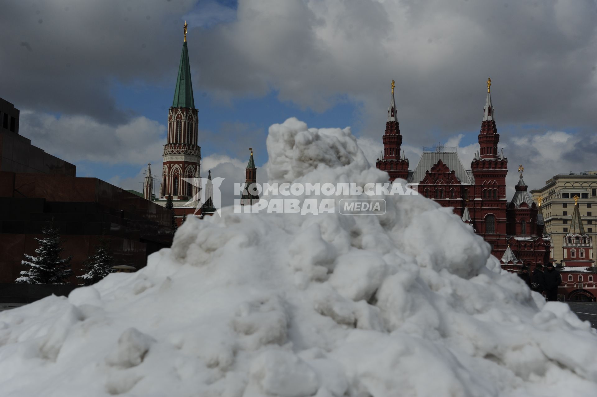 Снег в Москве. Красная площадь. На снимке: сугроб.