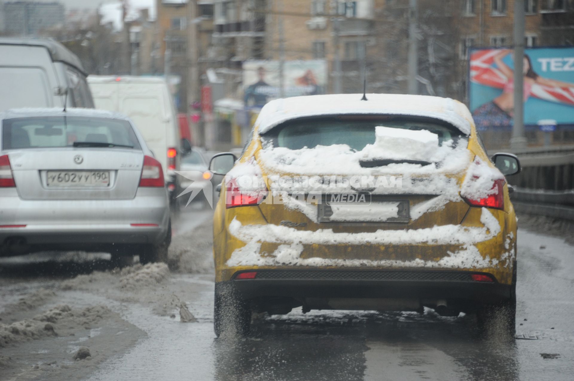 Снег в Москве. На снимке: заснеженный автомобиль.