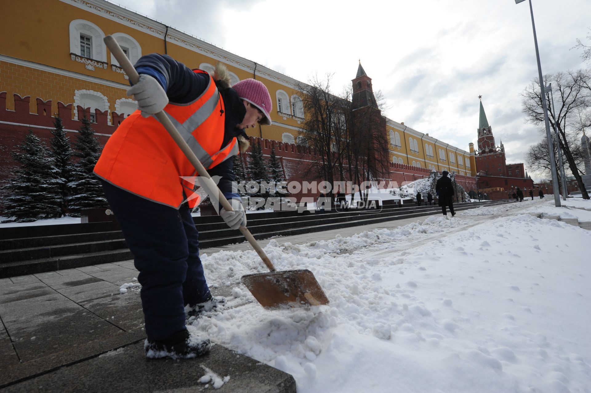 Снег в Москве. На снимке: дворники убирают снег у Кремлевской стены.