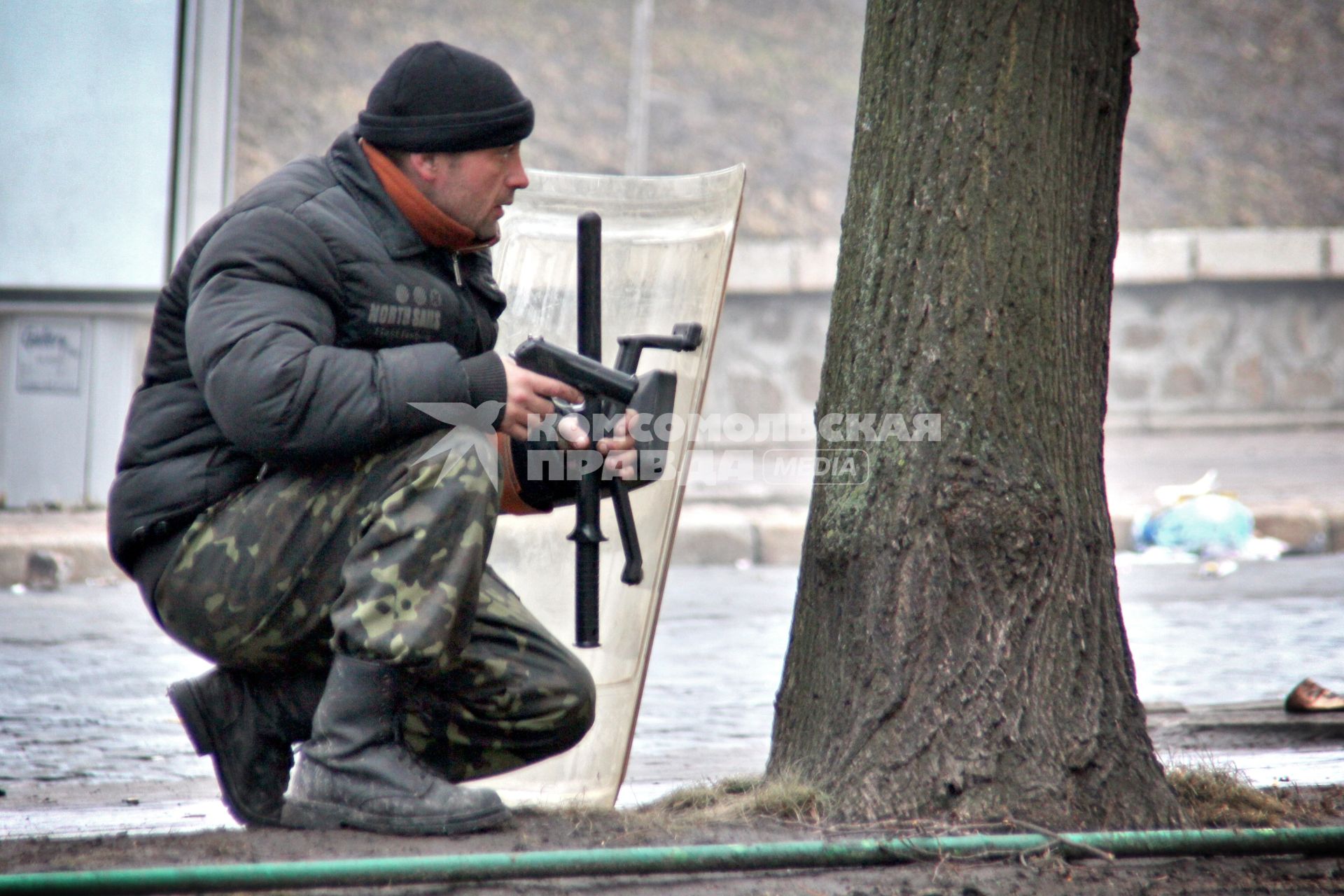 Протестующий с оружием в руках.