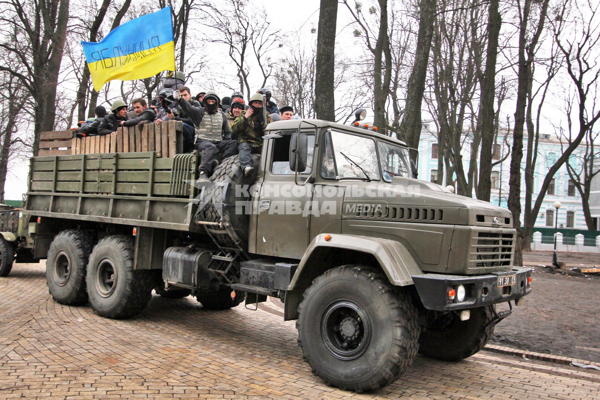 Протестующие в кузове грузового военного автомобиля.