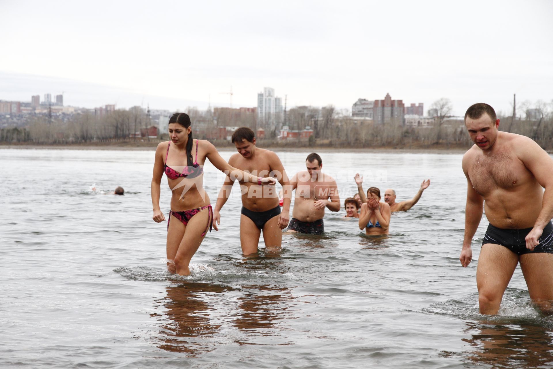 Красноярские `моржи` открывают купальный сезон в марте.