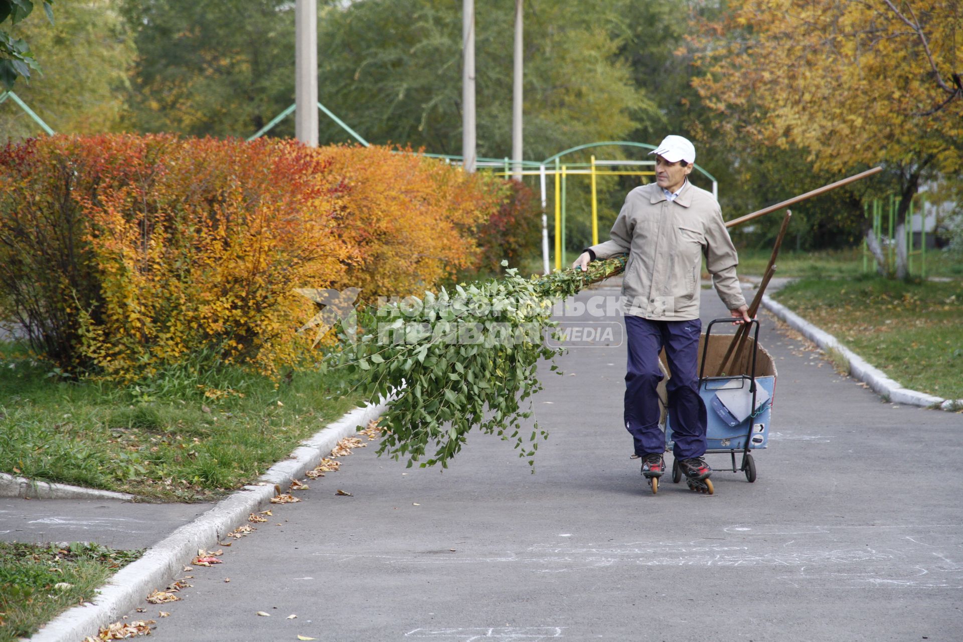 Дворник на роликах подметает улицы.