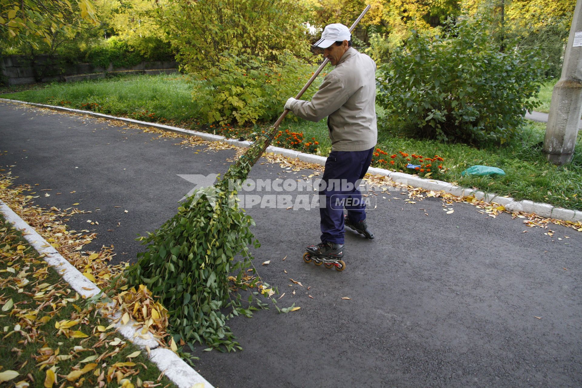 Дворник на роликах подметает улицы.