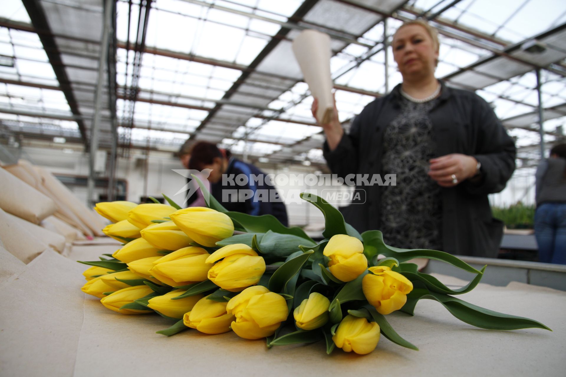 Подготовка цветов к продаже.