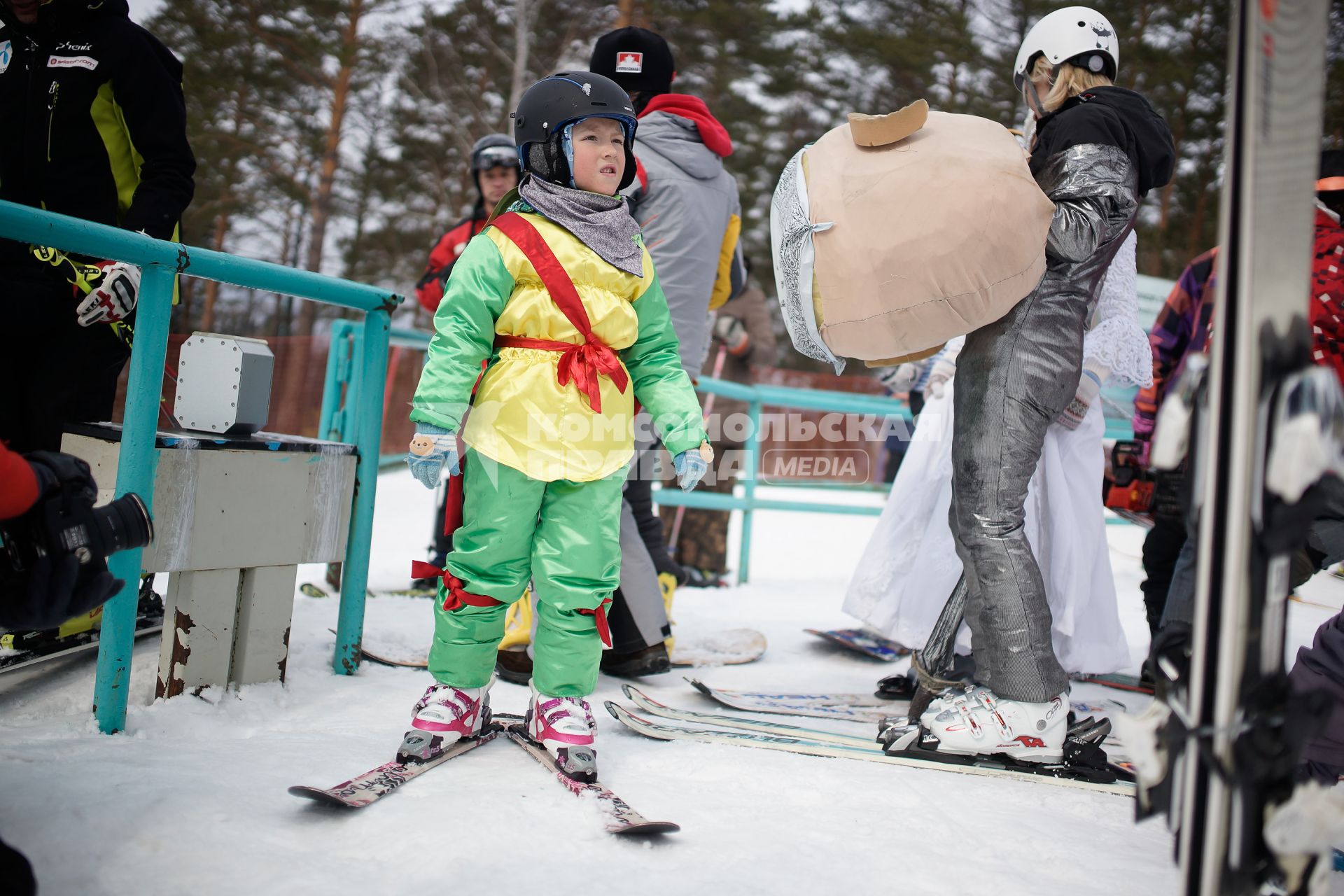 Закрытие горнолыжного сезона на горе Ежовая в Свердловской области. Ребенок на трассе.