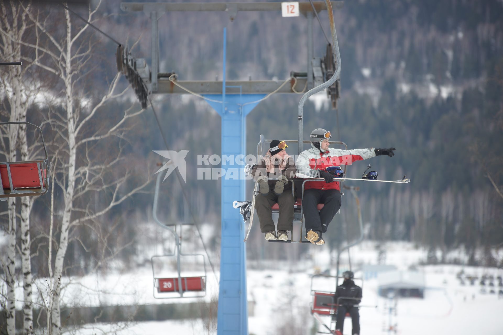 Закрытие горнолыжного сезона на горе Ежовая в Свердловской области. Горнолыжники на подъемнике.