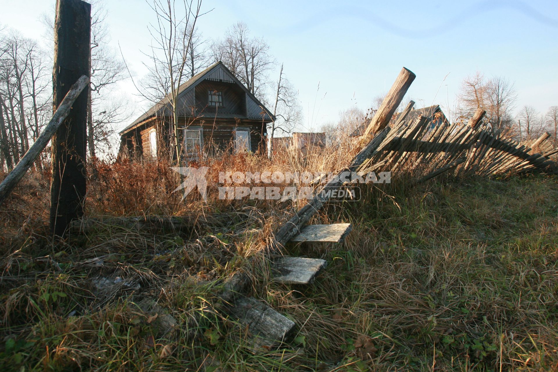 Деревня Комарово. На снимке: покосившийся забор.