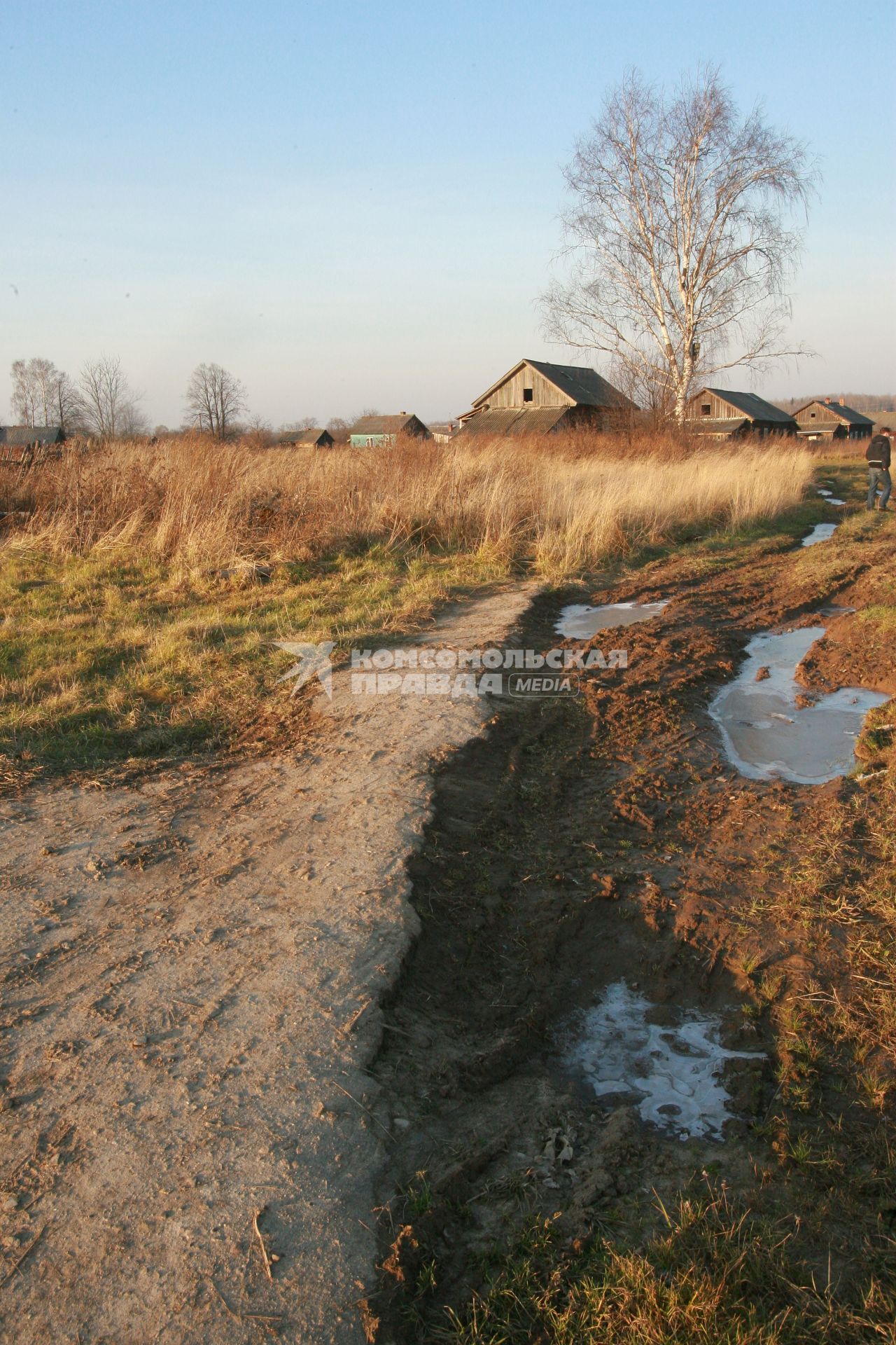 Деревня Комарово. На снимке: размытая дорога.