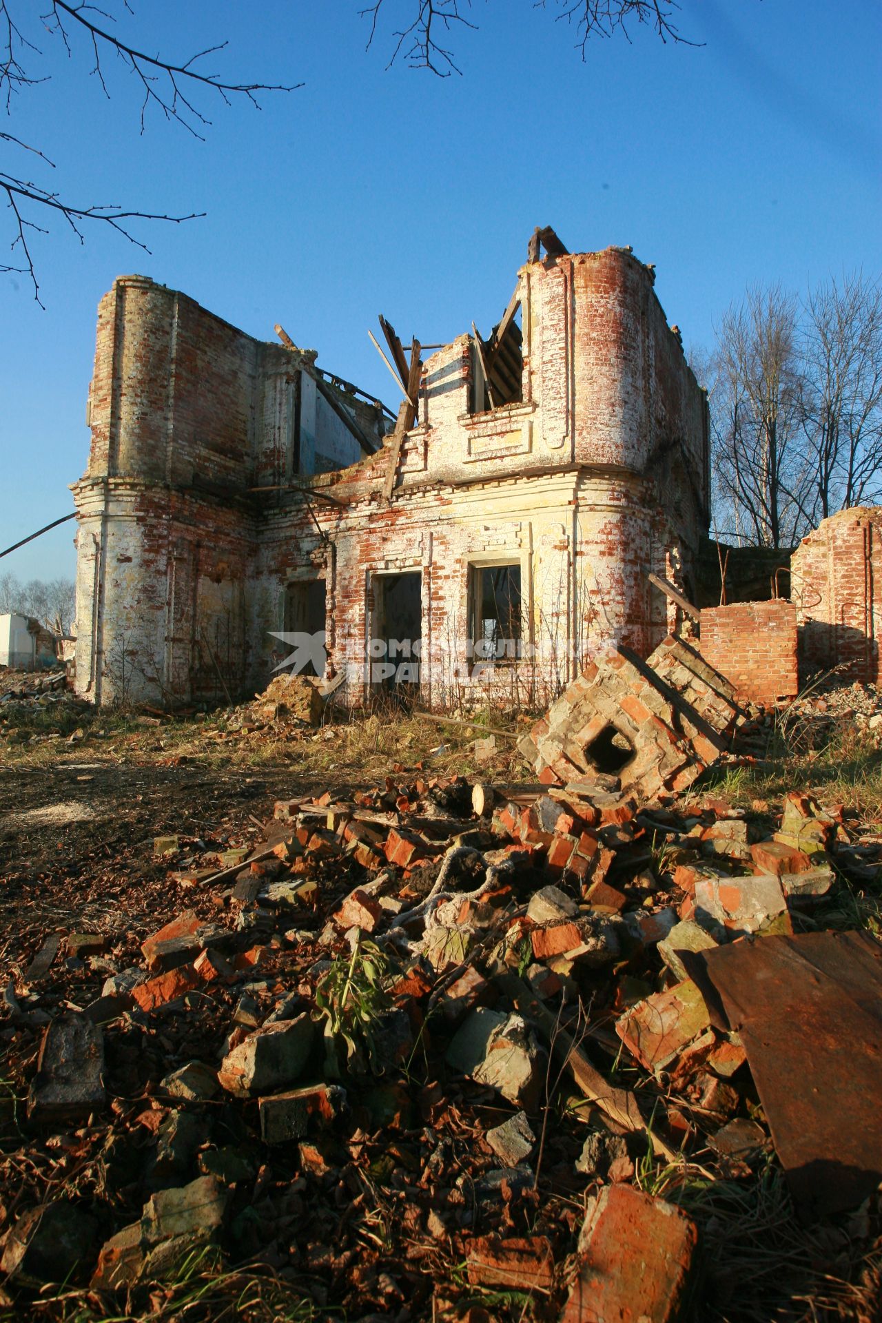 Фото к материалу `Как мужики храм продали`. Деревня Комарово. На снимке: храм Воскресения Христова, разобранный на кирпичи местными жителями.