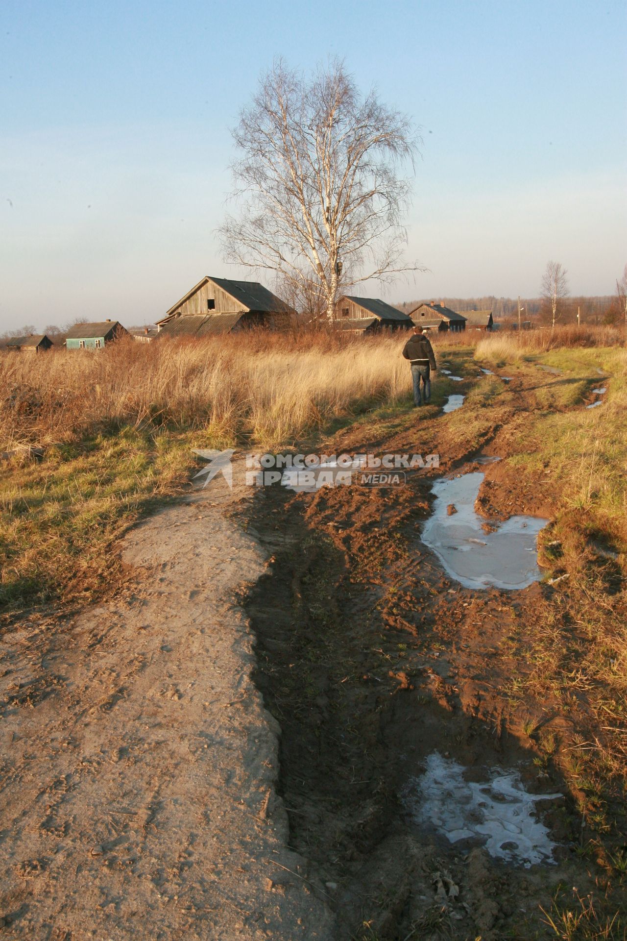 Деревня Комарово. На снимке: размытая дорога.
