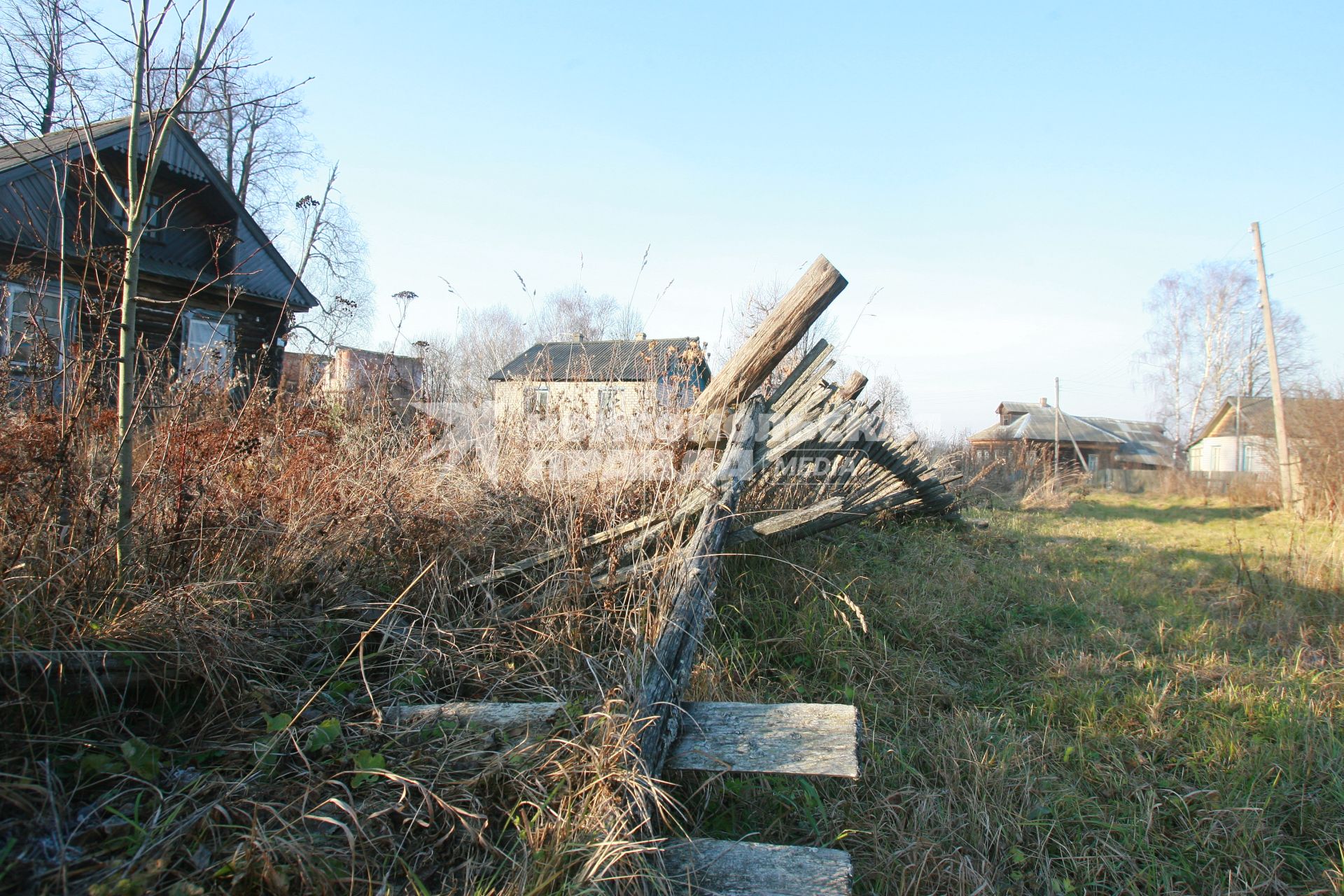 Деревня Комарово. На снимке: покосившийся забор.