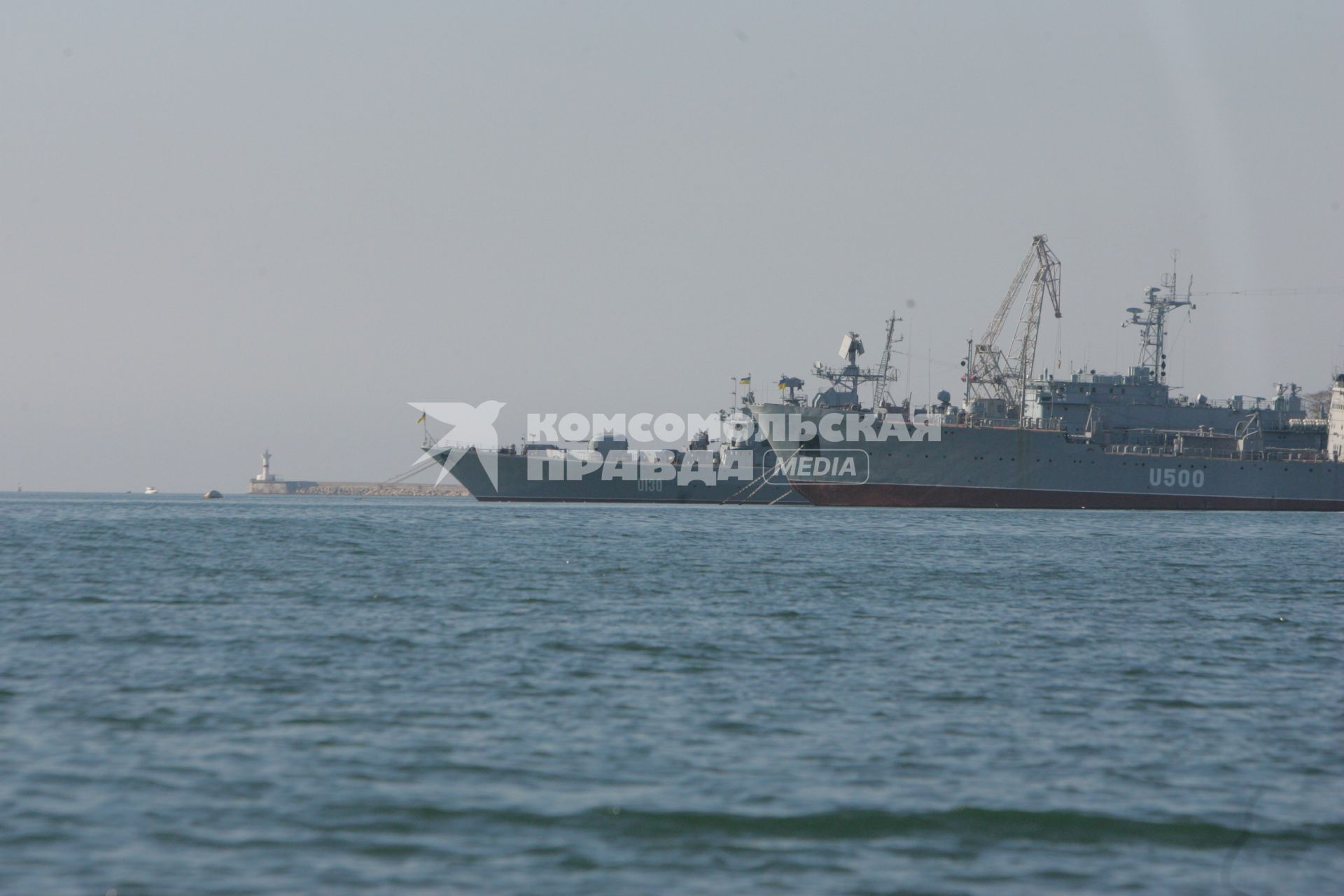 Виды Севастополя. На снимке: фрегат ВМС Украины `Гетман Сагайдачный` (слева) и корабль управления `Донбасс`.